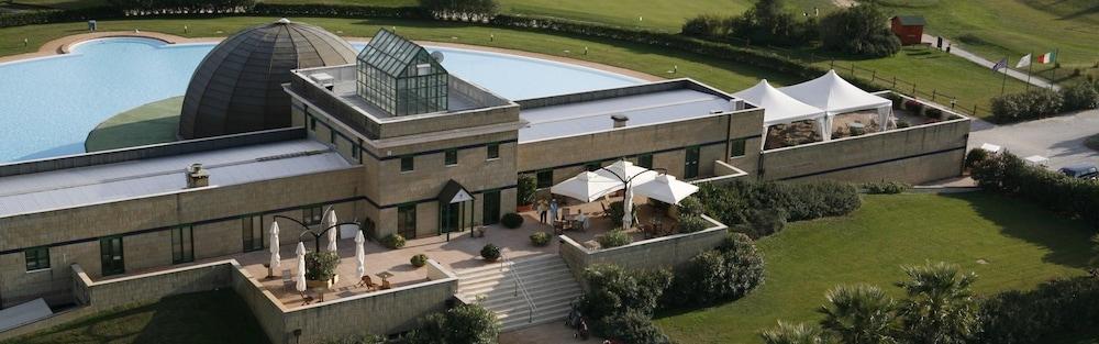 Cosmopolitan Golf & Beach Resort Tirrenia Esterno foto