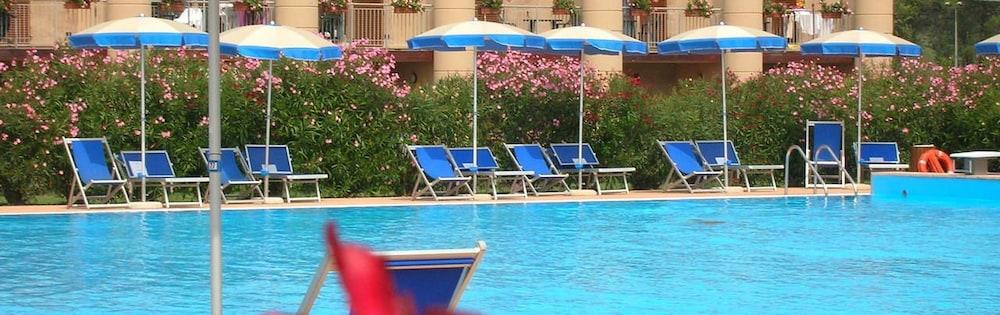 Cosmopolitan Golf & Beach Resort Tirrenia Esterno foto