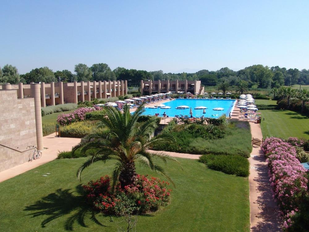 Cosmopolitan Golf & Beach Resort Tirrenia Esterno foto
