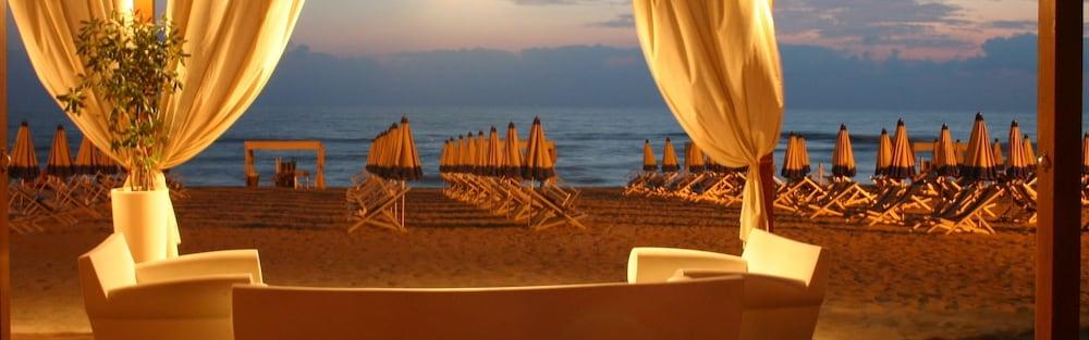 Cosmopolitan Golf & Beach Resort Tirrenia Esterno foto