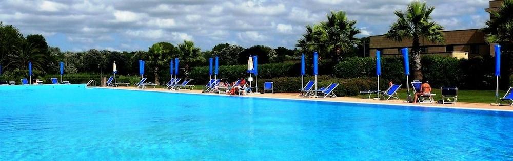 Cosmopolitan Golf & Beach Resort Tirrenia Esterno foto