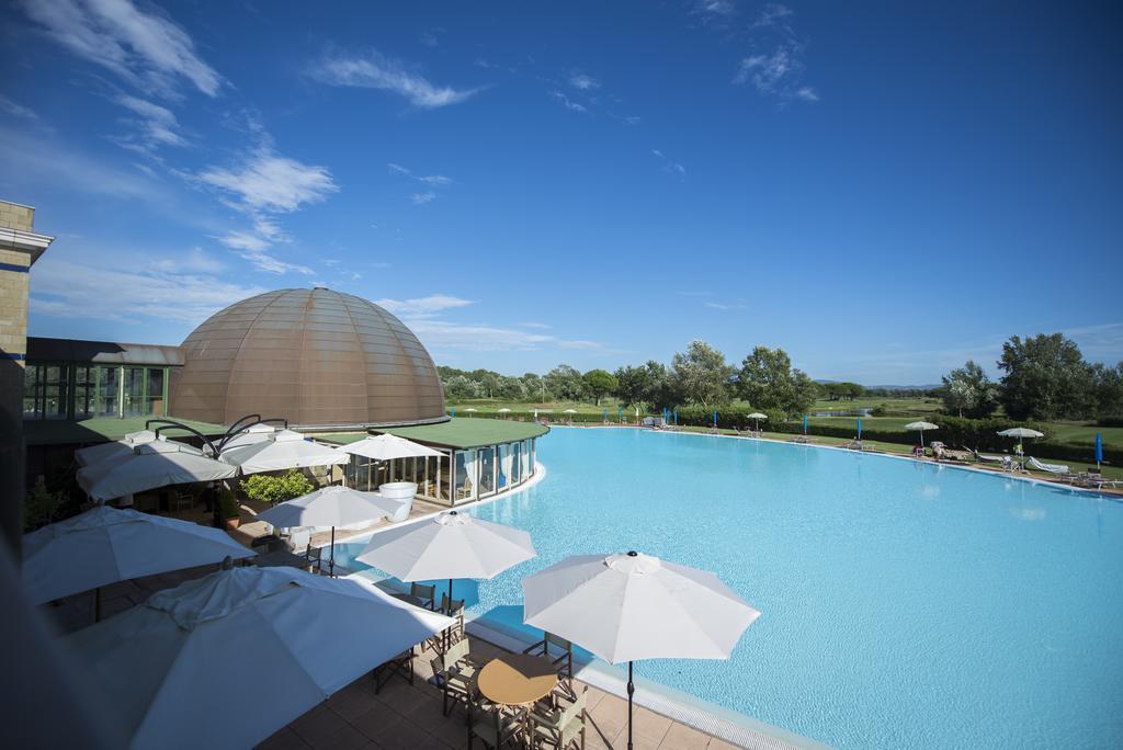 Cosmopolitan Golf & Beach Resort Tirrenia Esterno foto