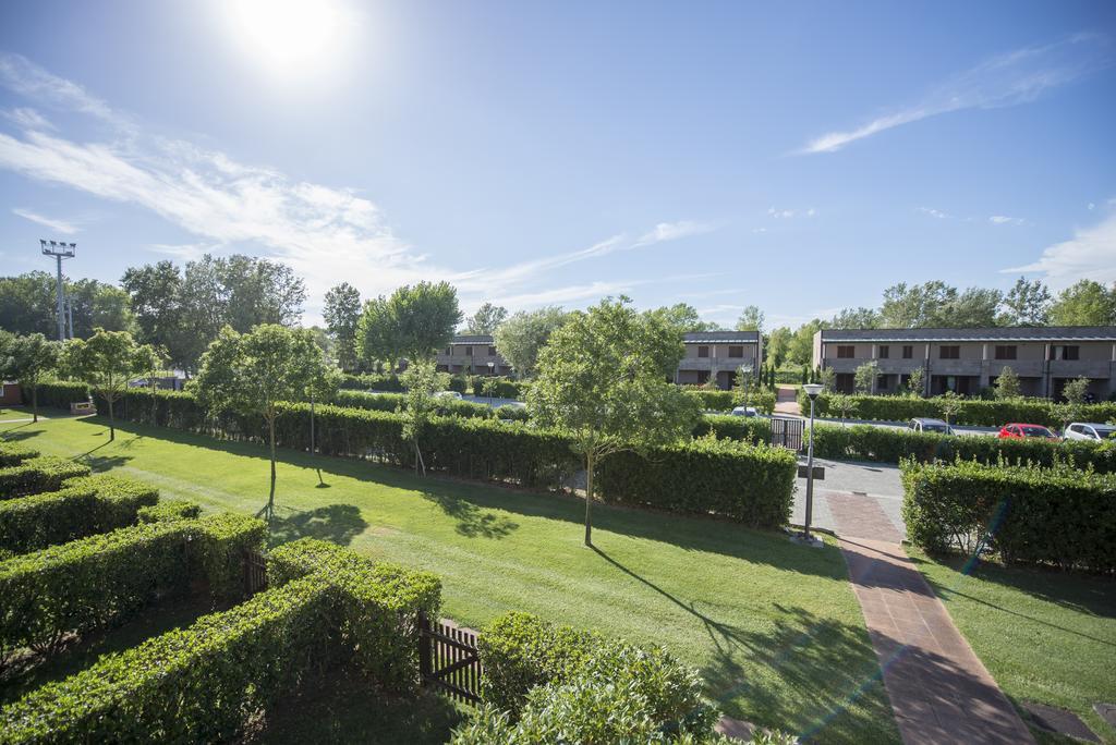 Cosmopolitan Golf & Beach Resort Tirrenia Esterno foto