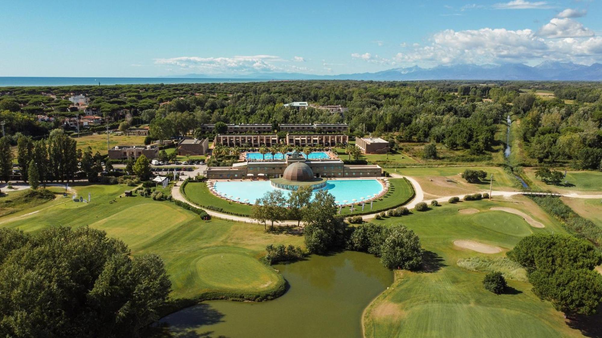 Cosmopolitan Golf & Beach Resort Tirrenia Esterno foto