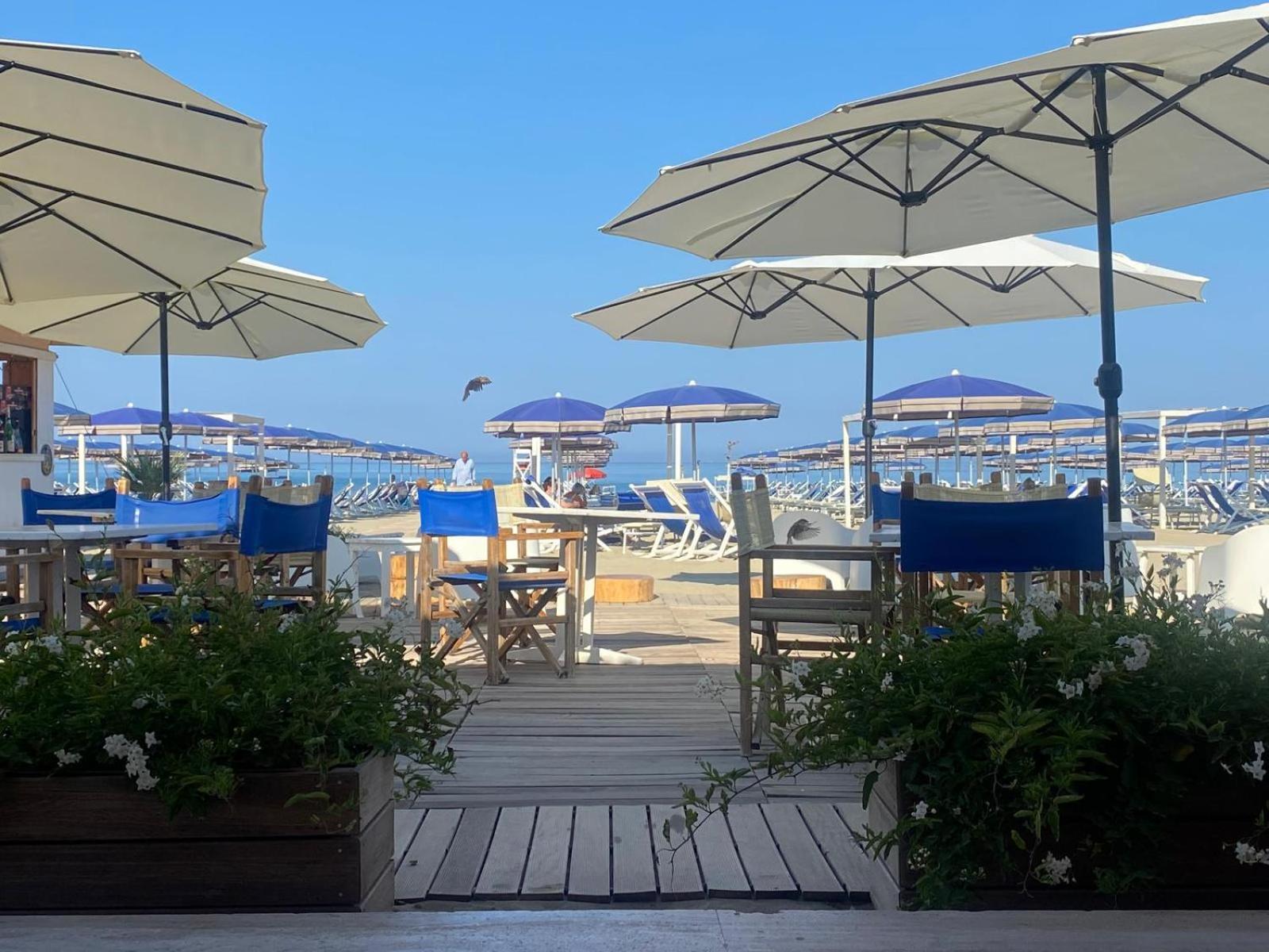 Cosmopolitan Golf & Beach Resort Tirrenia Esterno foto
