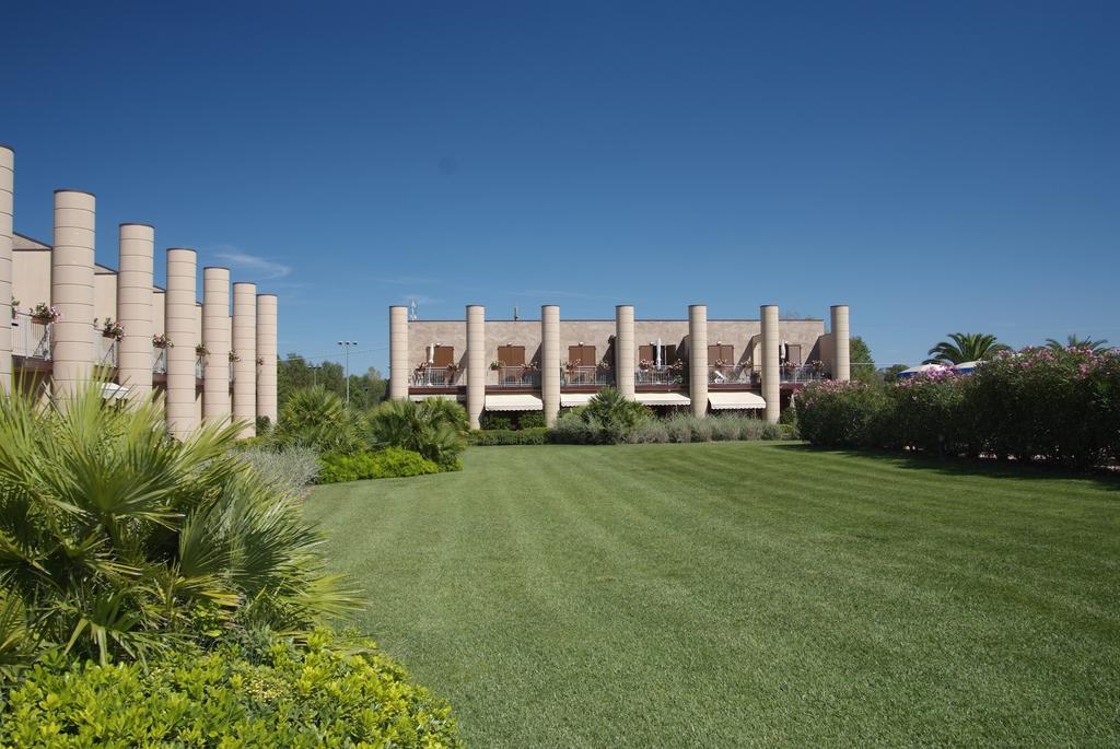 Cosmopolitan Golf & Beach Resort Tirrenia Esterno foto