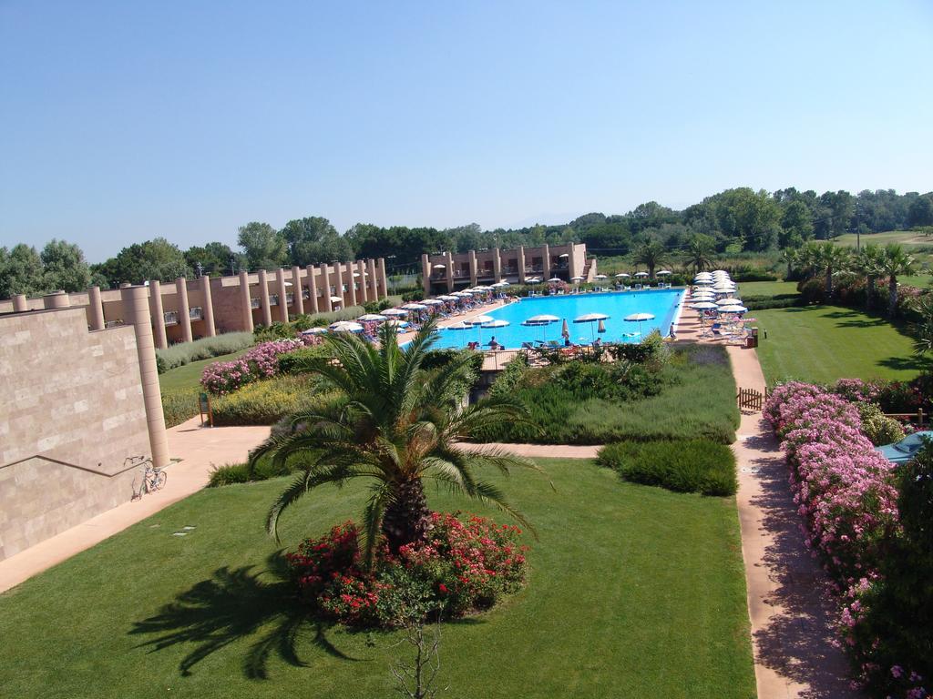 Cosmopolitan Golf & Beach Resort Tirrenia Esterno foto