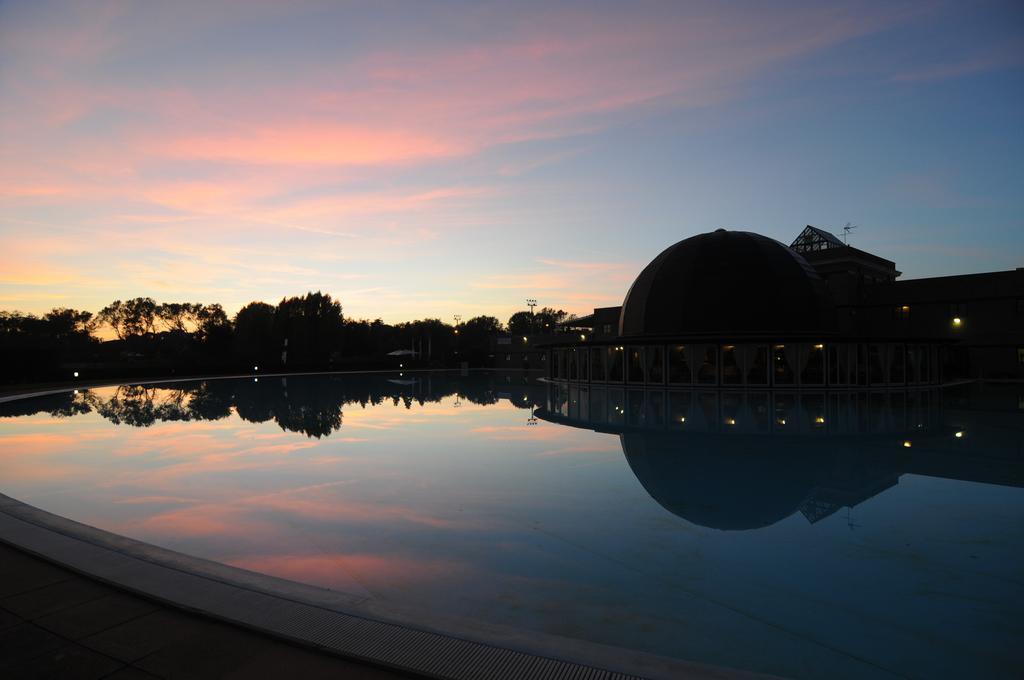 Cosmopolitan Golf & Beach Resort Tirrenia Esterno foto